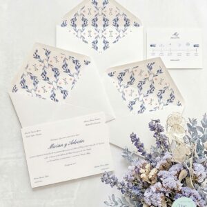 Invitación de boda clásica Provenza colección azul con sobre forrado color a elegir