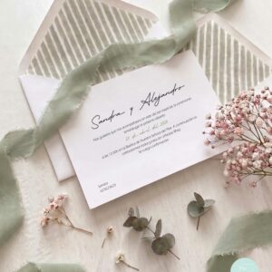Invitacion de boda Salvia clasica con sobre forrado en verde con lineas verticales