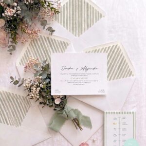 Invitacion de boda Salvia verde con sobre forrado lineas timeline